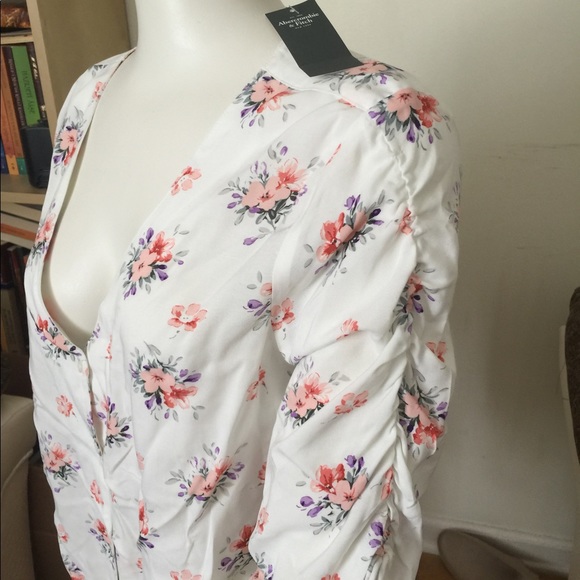 Abercrombie & Fitch V-Neck Short Sleeves Top - Picture 3 of 6